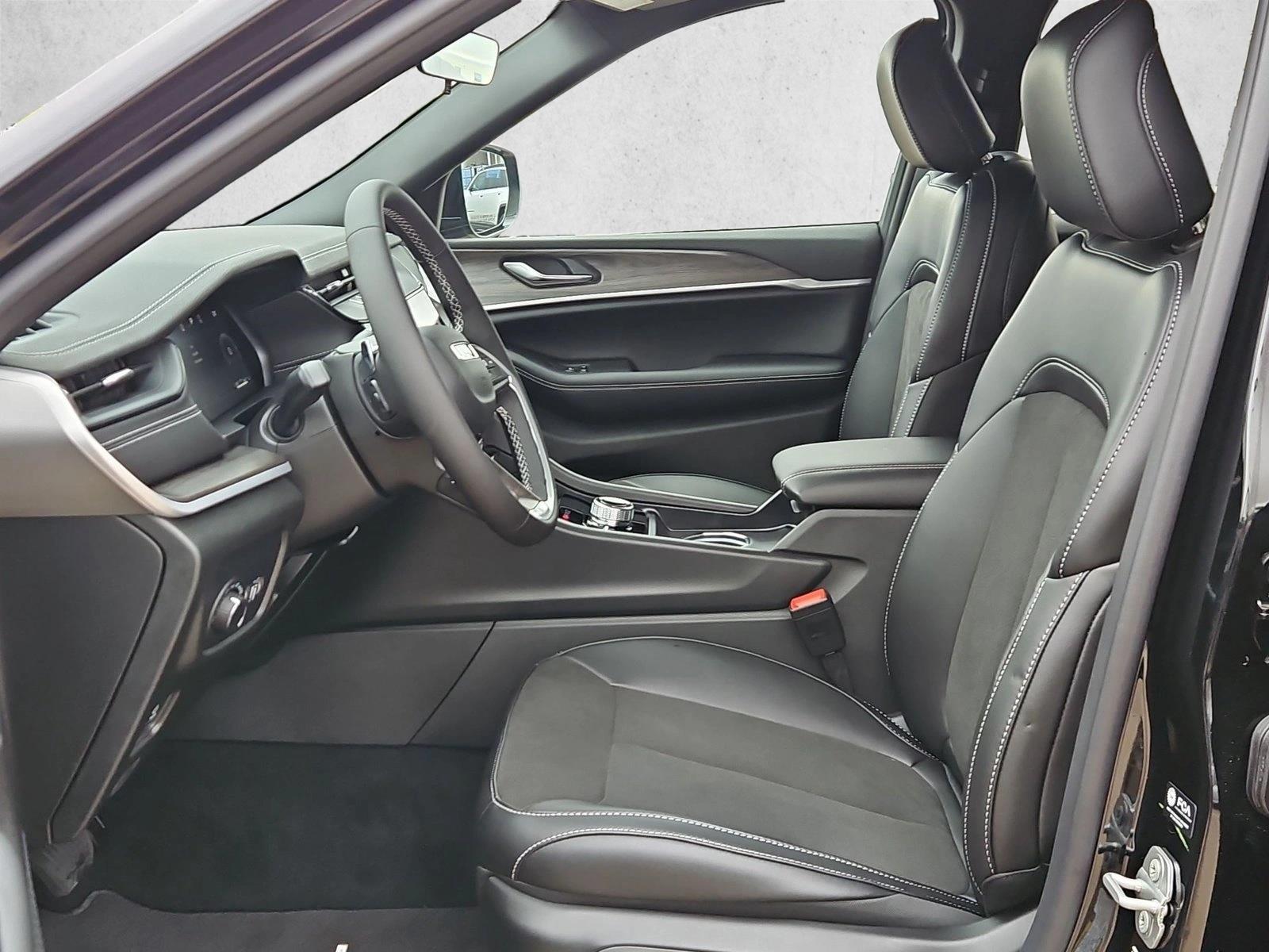 New 2027 Jeep Grand Cherokee 2 Row Laredo Altitude SUV