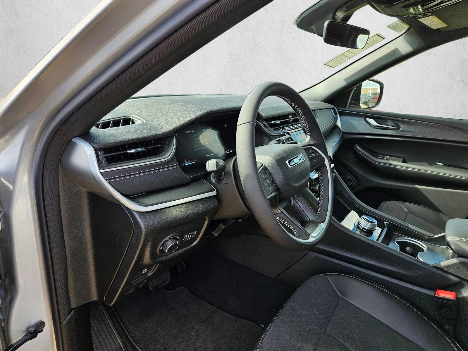 2025 Jeep Grand Cherokee Altitude X photo 2