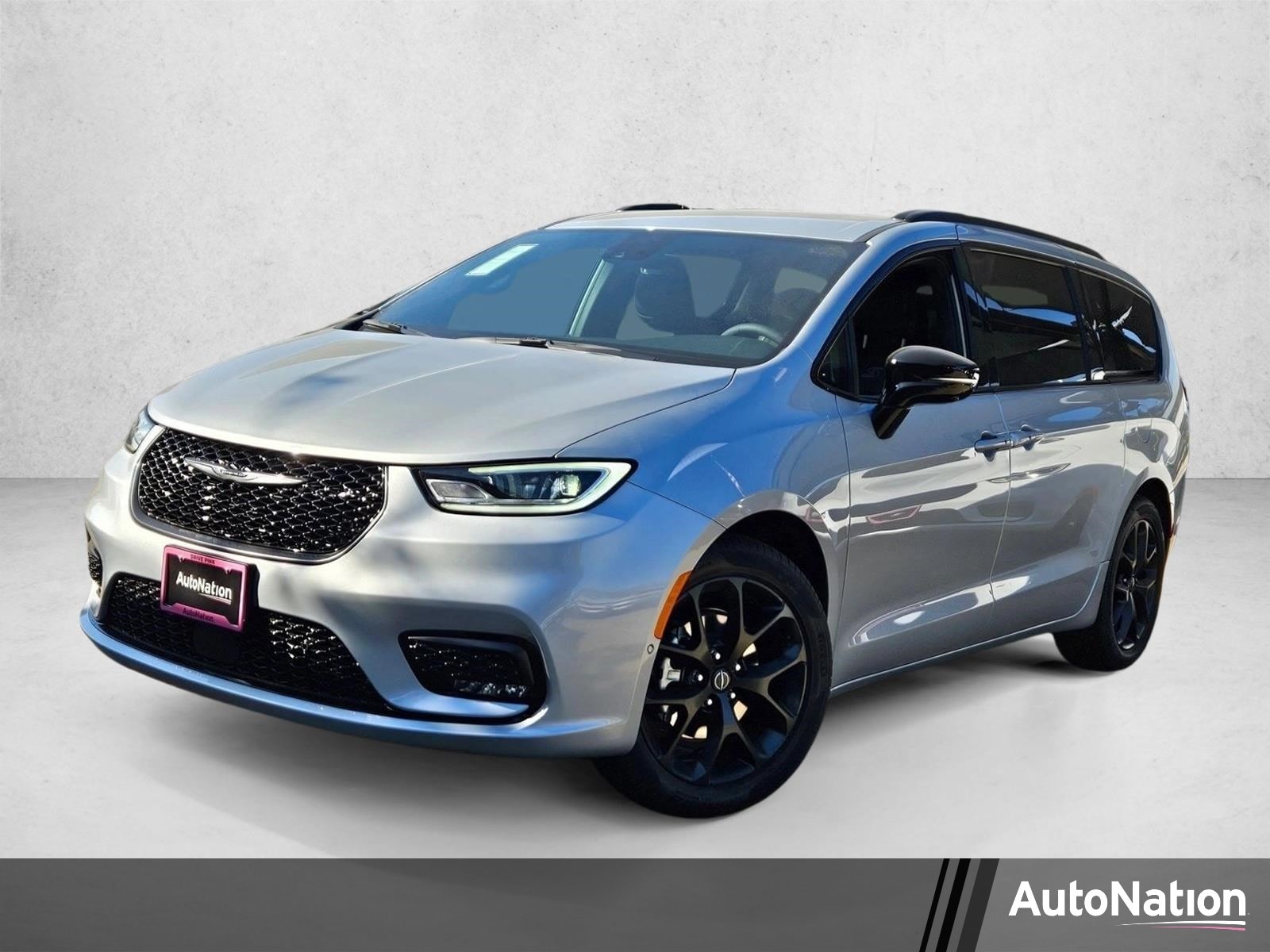 2026 Chrysler Pacifica Select's photo