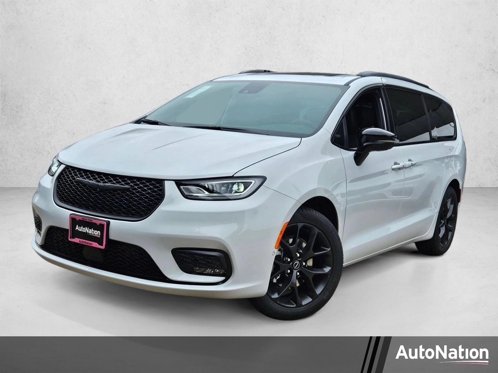2026 Chrysler Pacifica Limited's photo