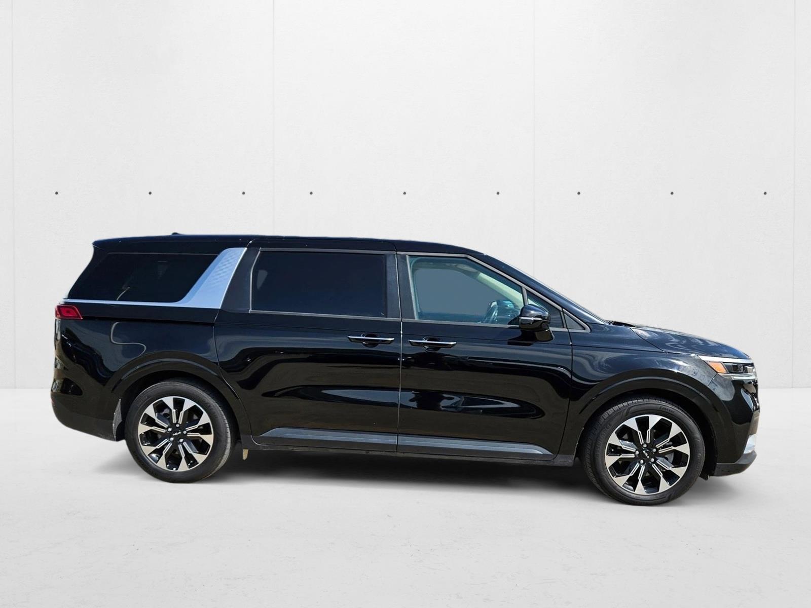 2024 Kia Carnival EX photo 2