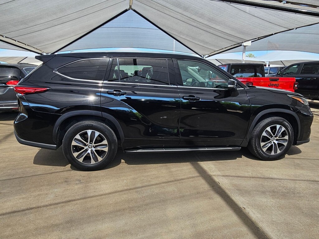 Used 2022 Toyota Highlander XLE Sport Utility