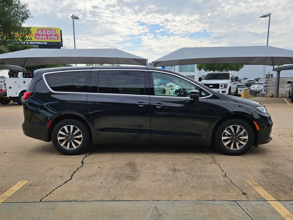 Used 2023 Chrysler Pacifica Hybrid Touring L Mini-van Passenger