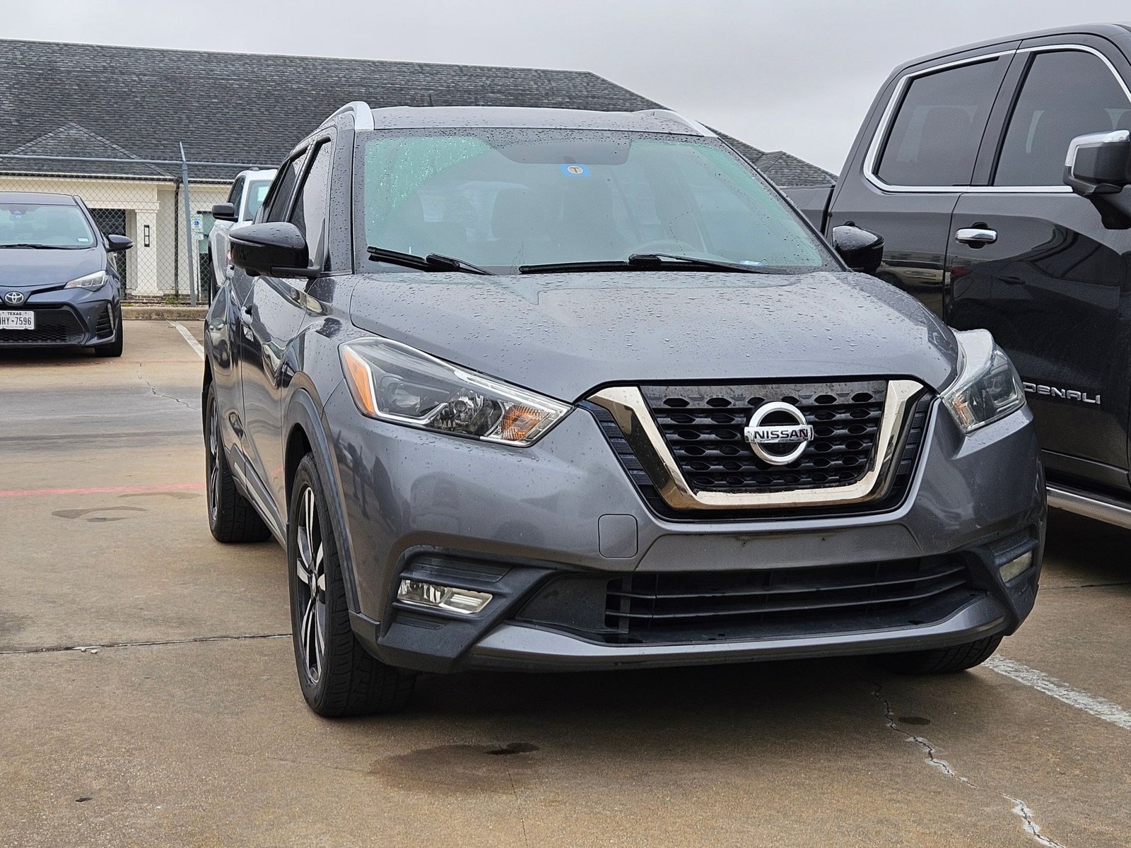 2019 Nissan Kicks SR photo 3