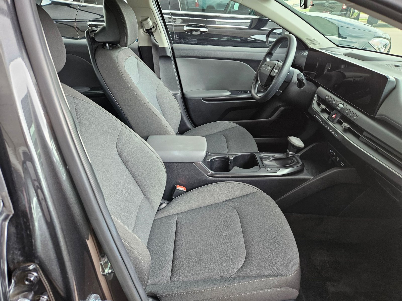 2025 Kia K4 LXS - Photo 13
