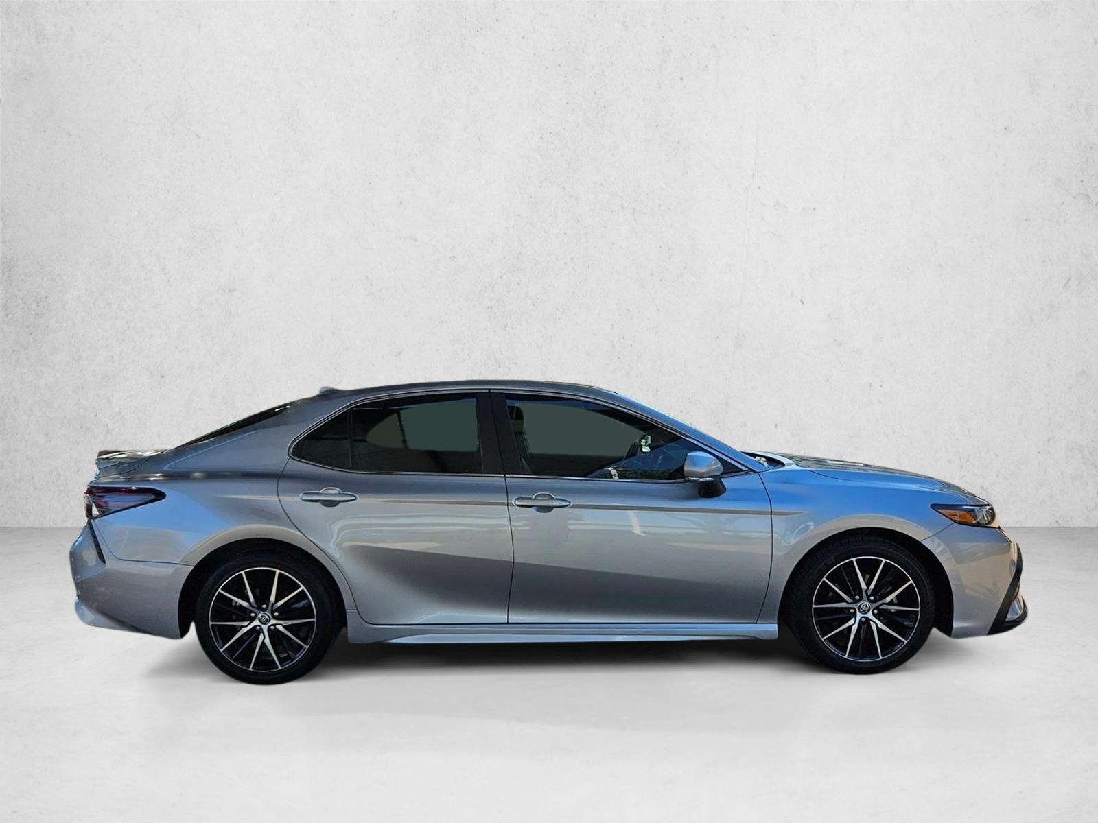 2022 Toyota Camry SE photo 4