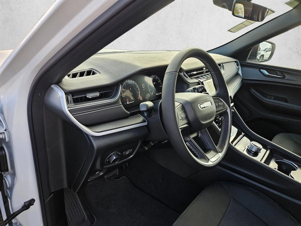 New 2025 Jeep Grand Cherokee Laredo SUV