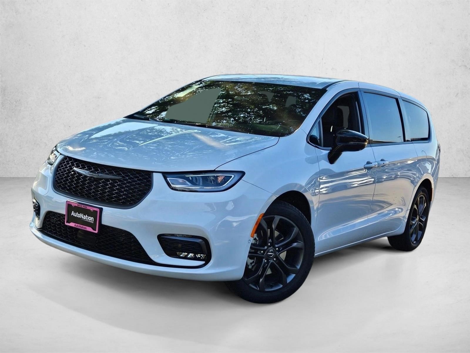 2026 Chrysler Pacifica Select's photo