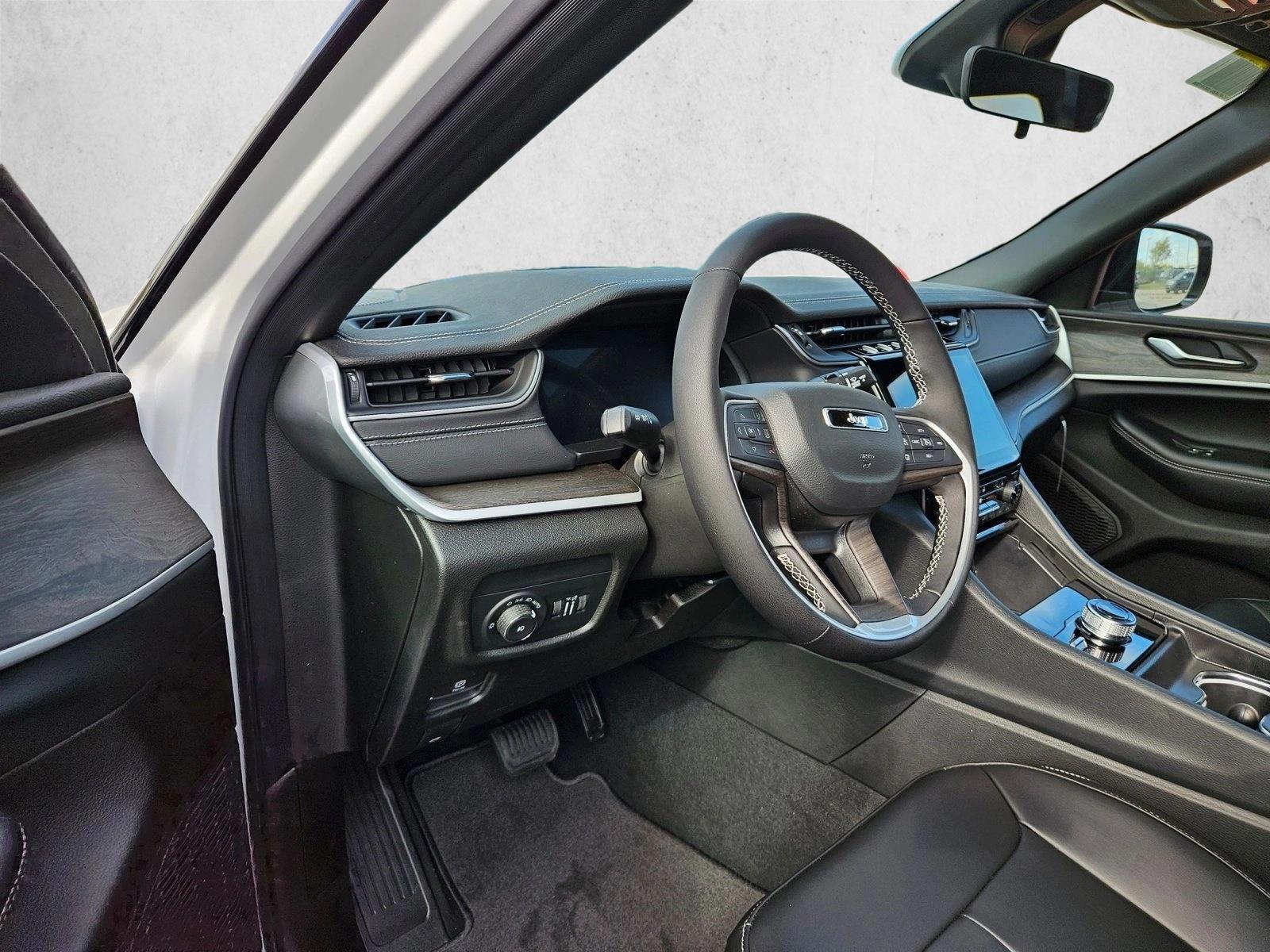 2025 Jeep Grand Cherokee Limited photo 3