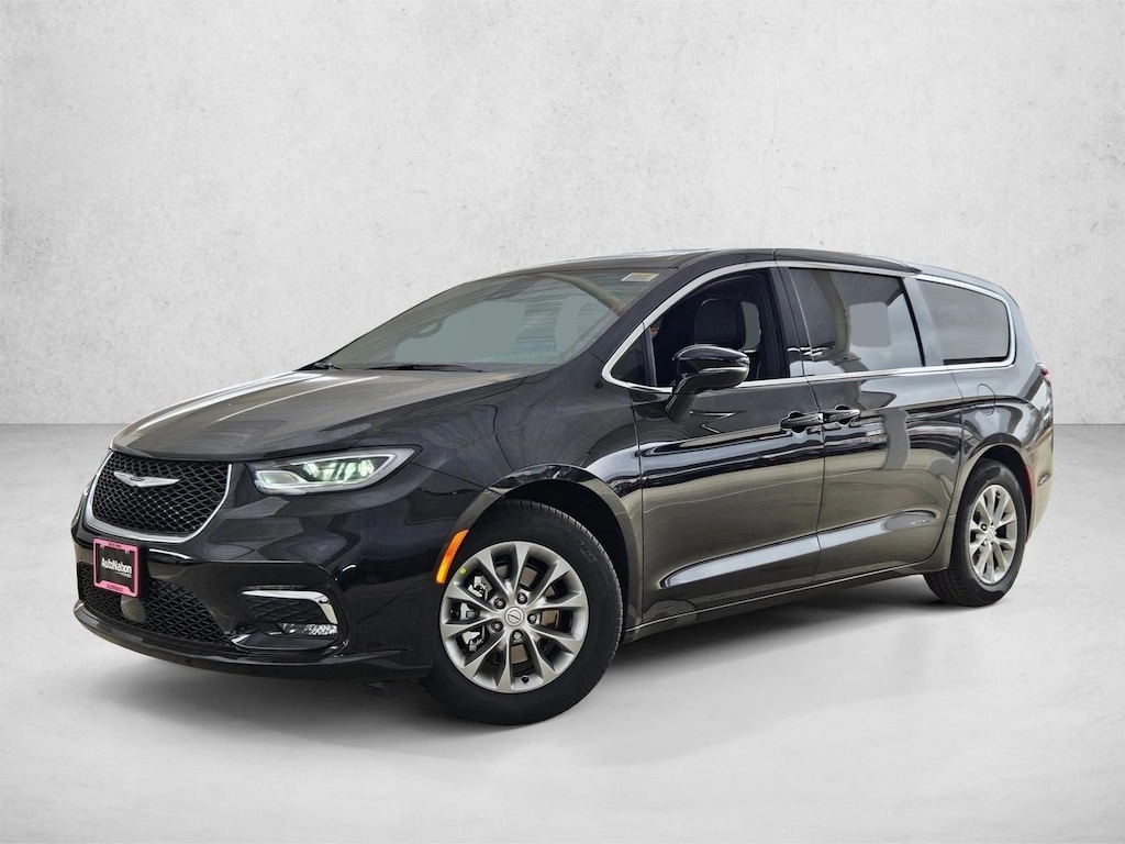 New 2026 Chrysler Pacifica Limited Mini-van Passenger