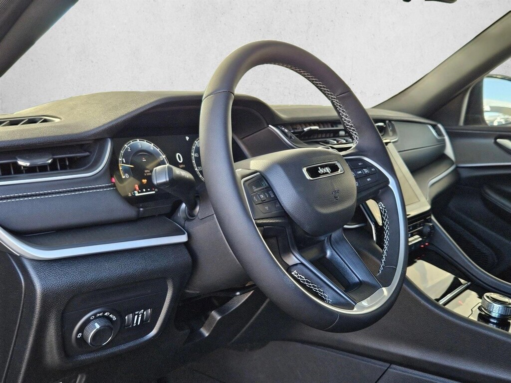 New 2025 Jeep Grand Cherokee Laredo Sport Utility