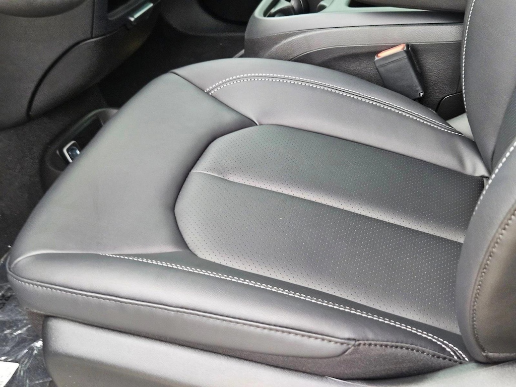 New 2026 Chrysler Pacifica Select Mini-van Passenger