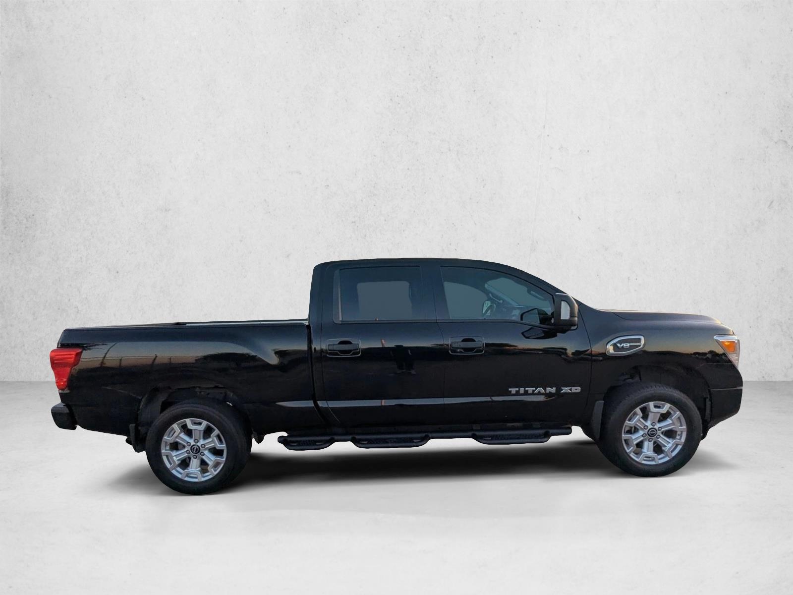 2023 Nissan Titan SV Crew Cab photo 3