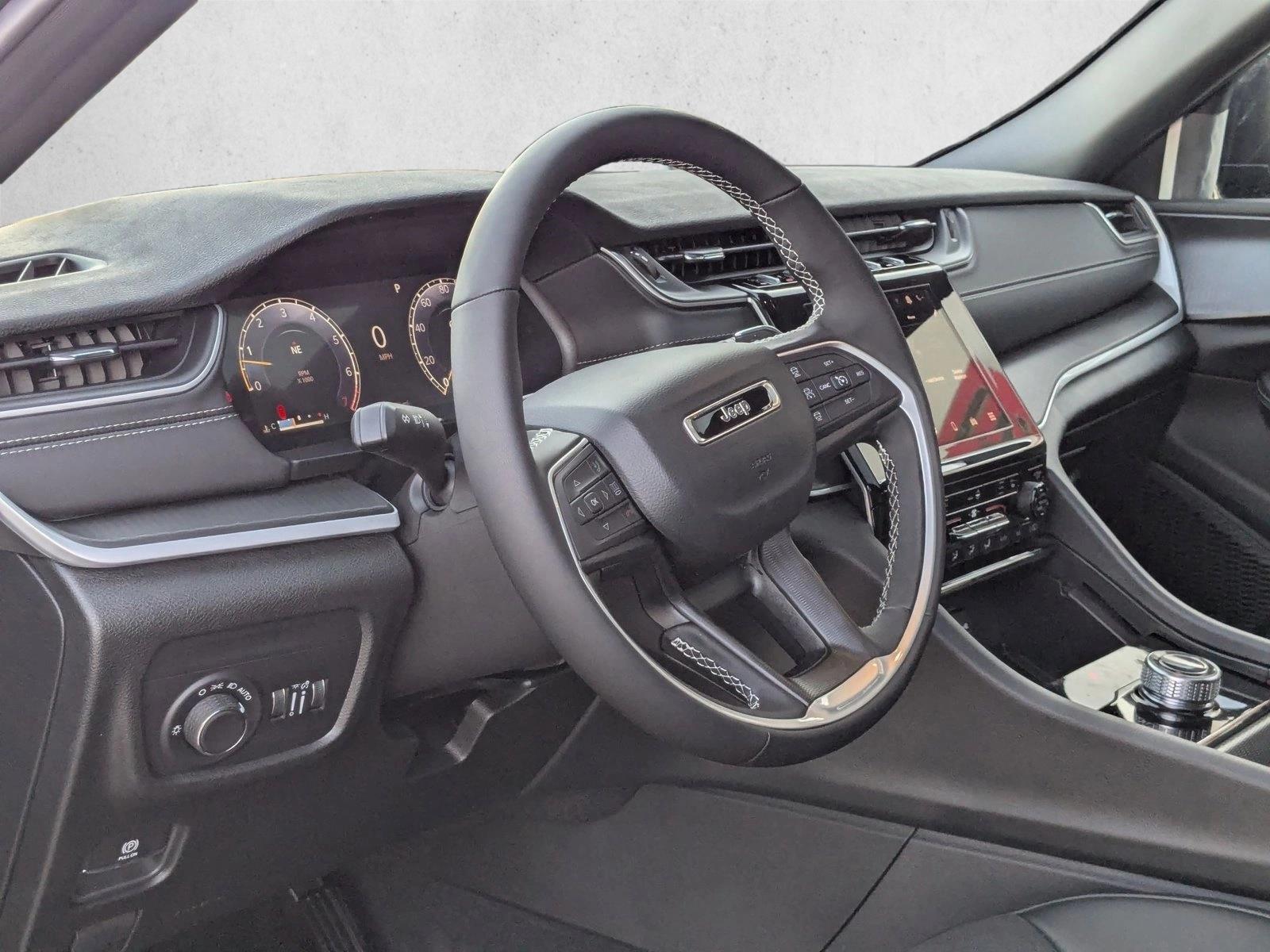 2025 Jeep Grand Cherokee Laredo photo 2