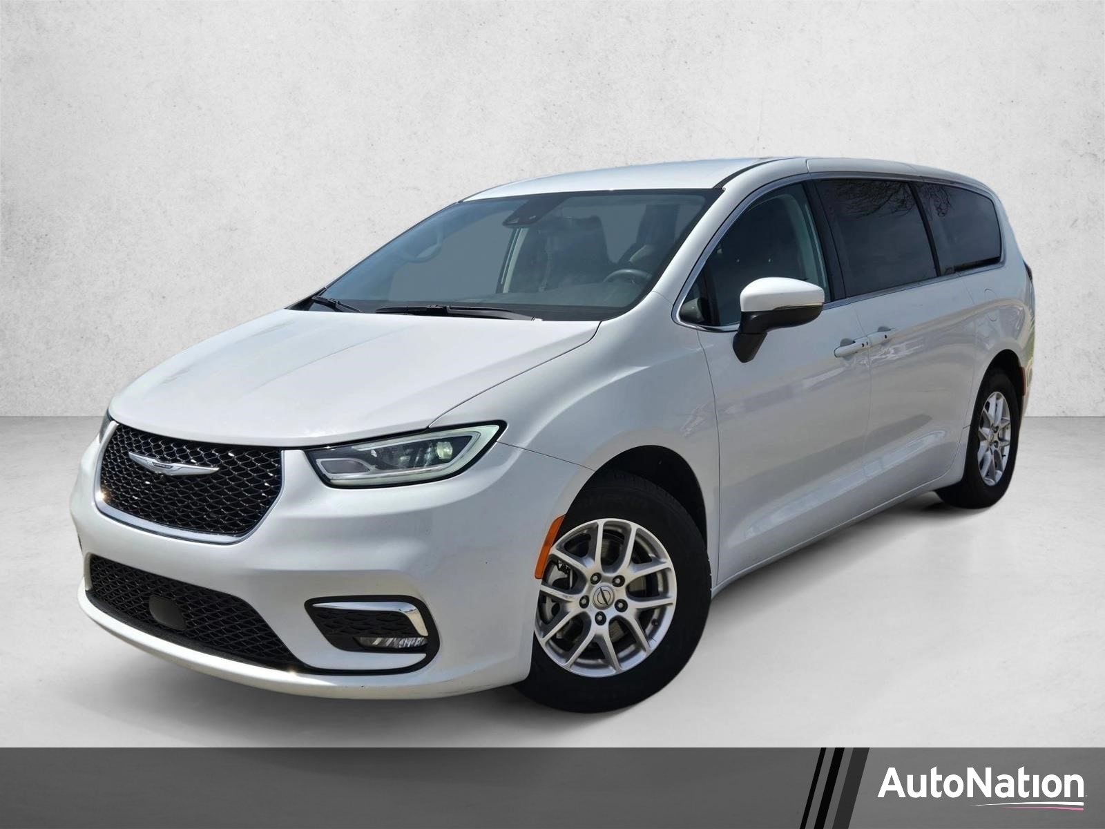 2023 Chrysler Pacifica Touring L's photo