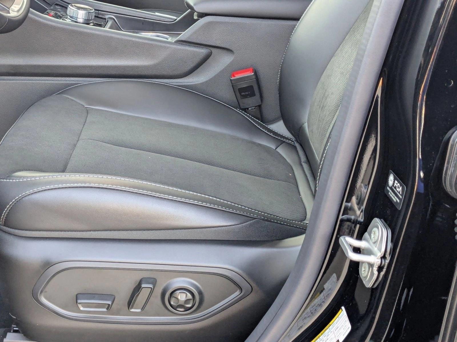 2025 Jeep Grand Cherokee Laredo photo 2