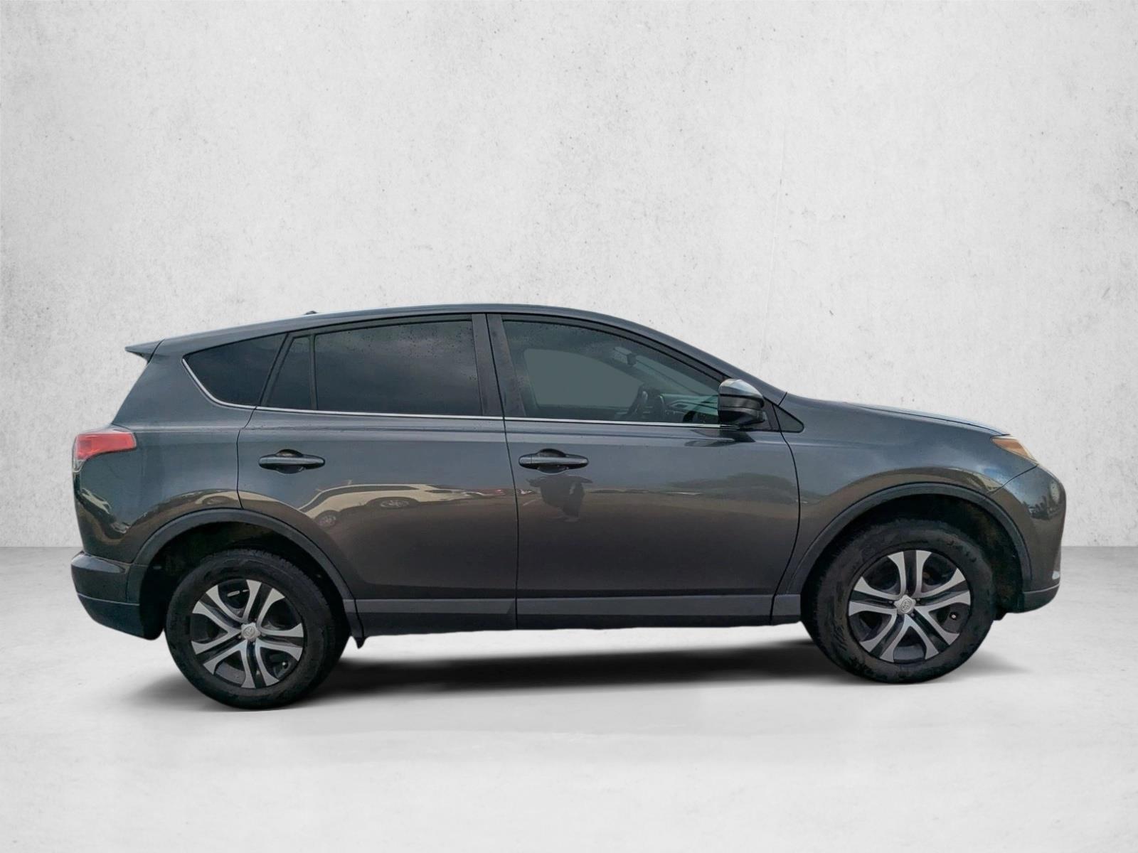 2017 Toyota RAV4 LE photo 3