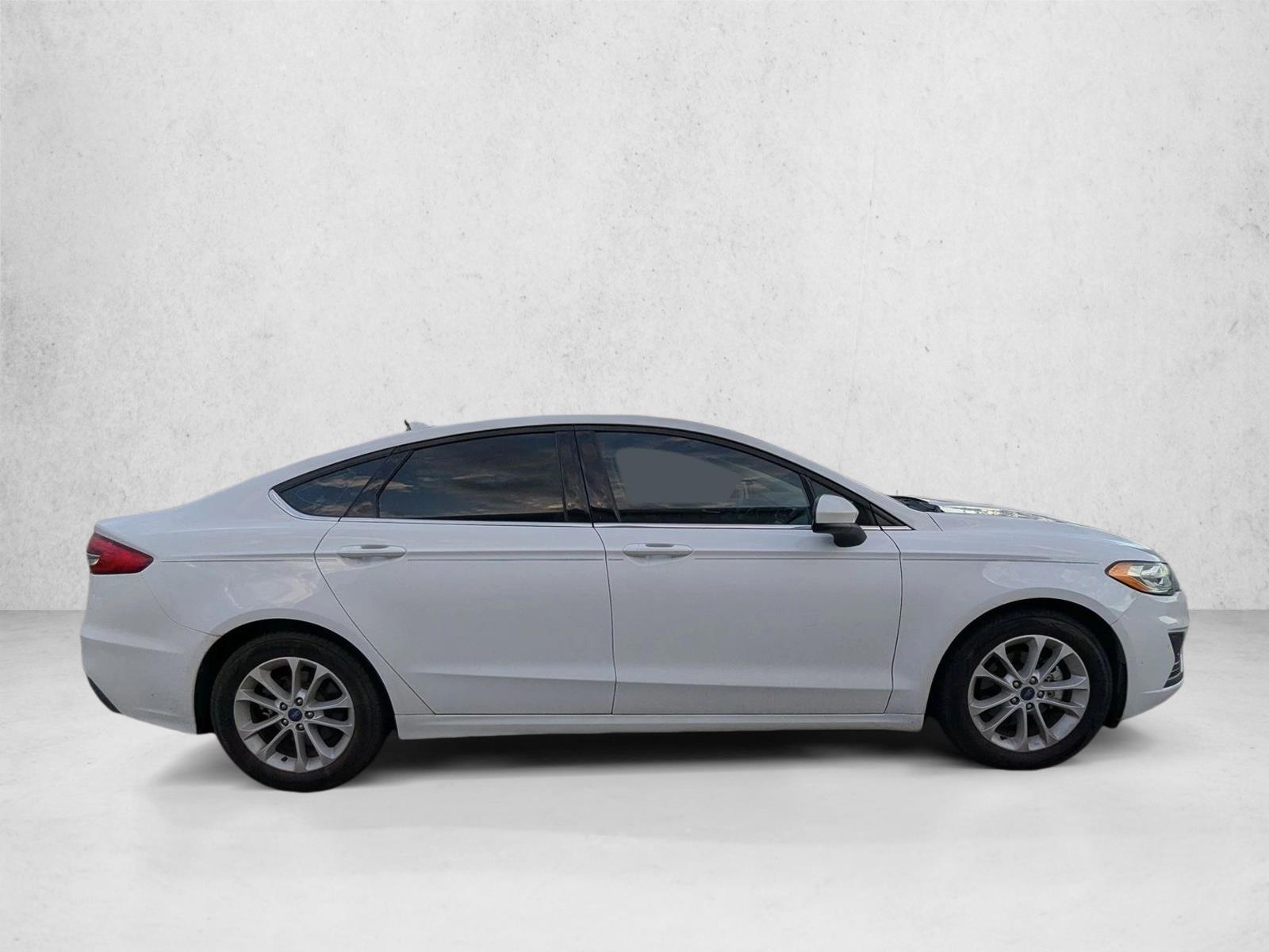 2020 Ford Fusion SE photo 4