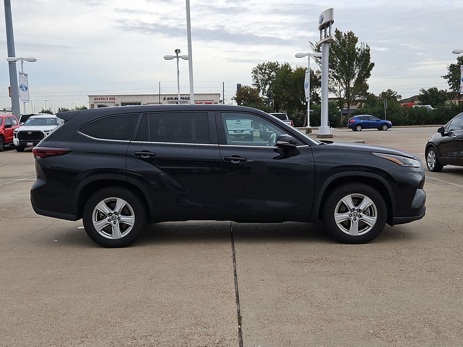 Used 2025 Toyota Highlander LE Sport Utility