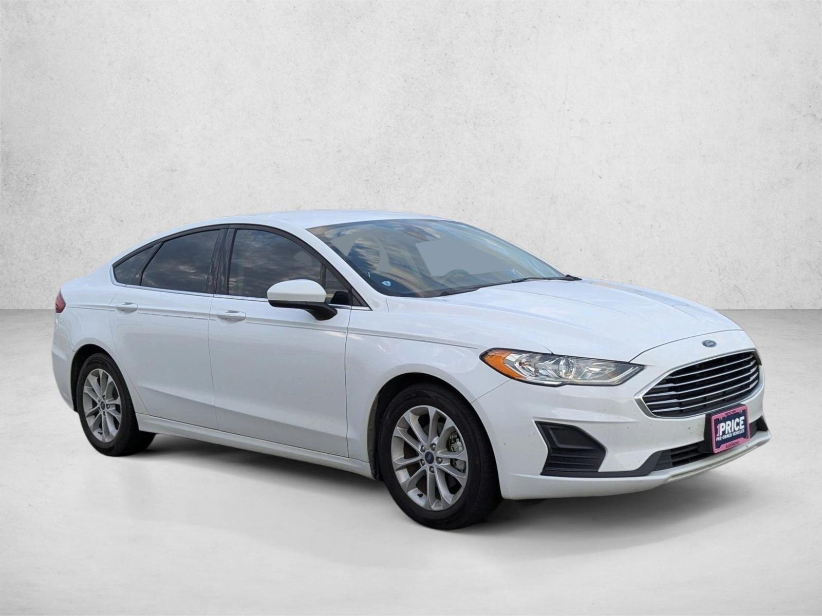 2020 Ford Fusion SE photo 3