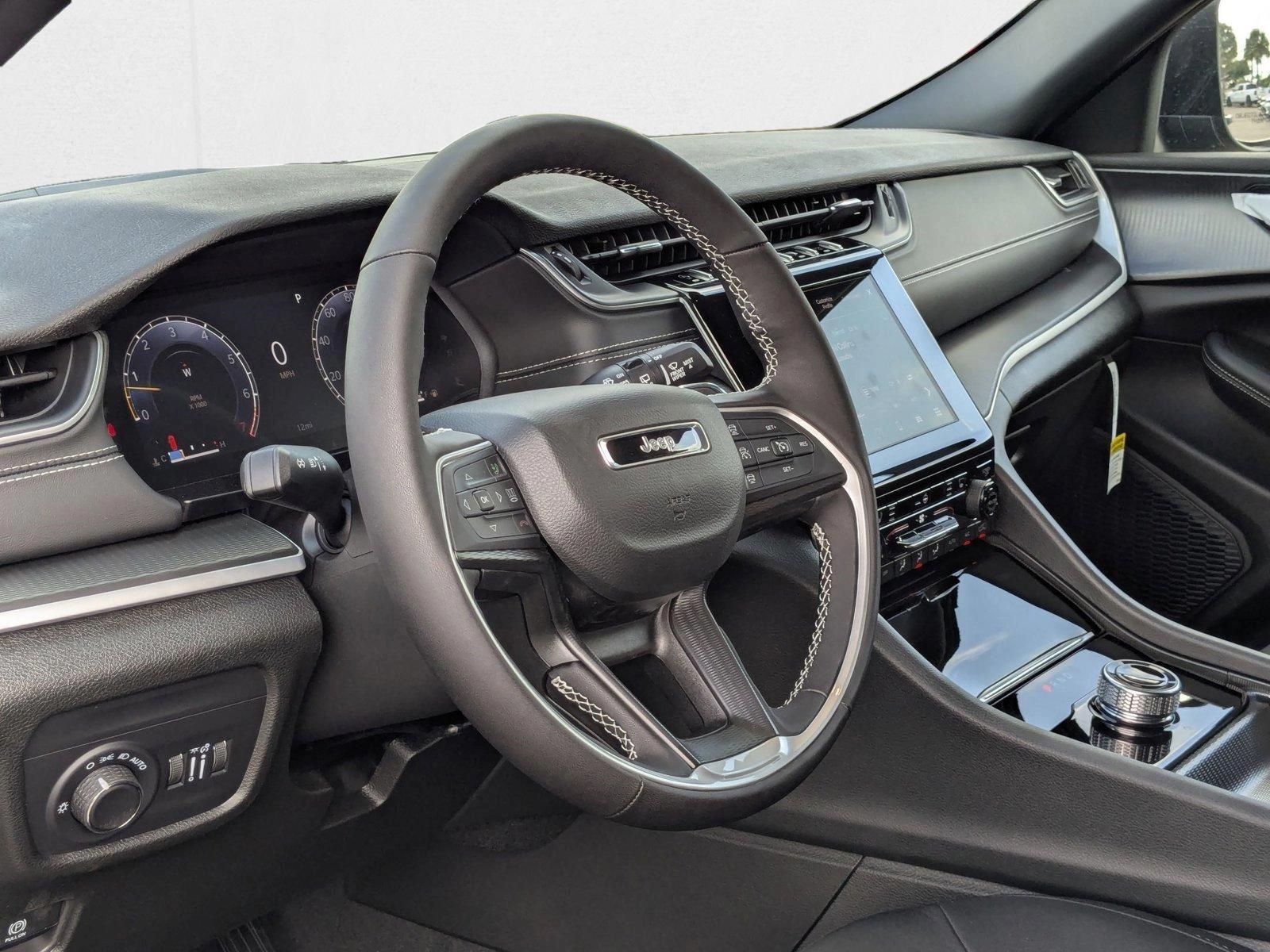 2025 Jeep Grand Cherokee Laredo photo 2