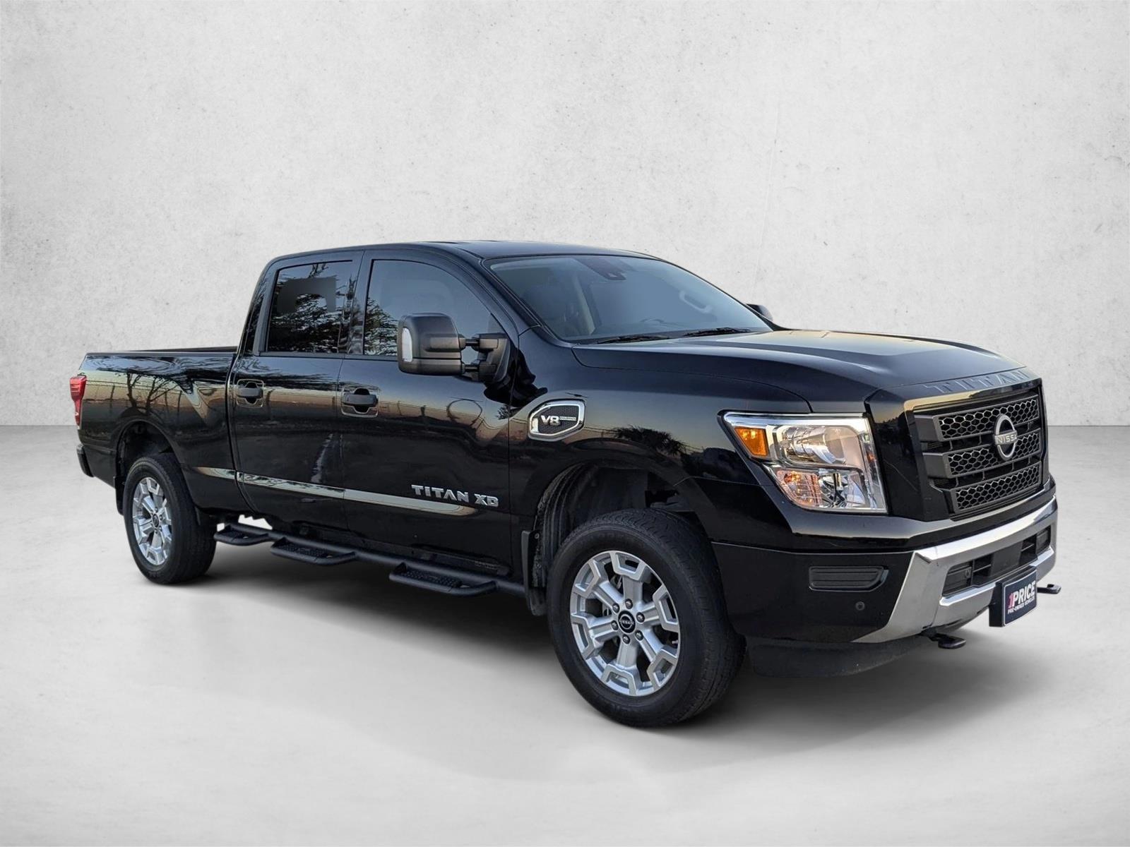 2023 Nissan Titan SV Crew Cab photo 2