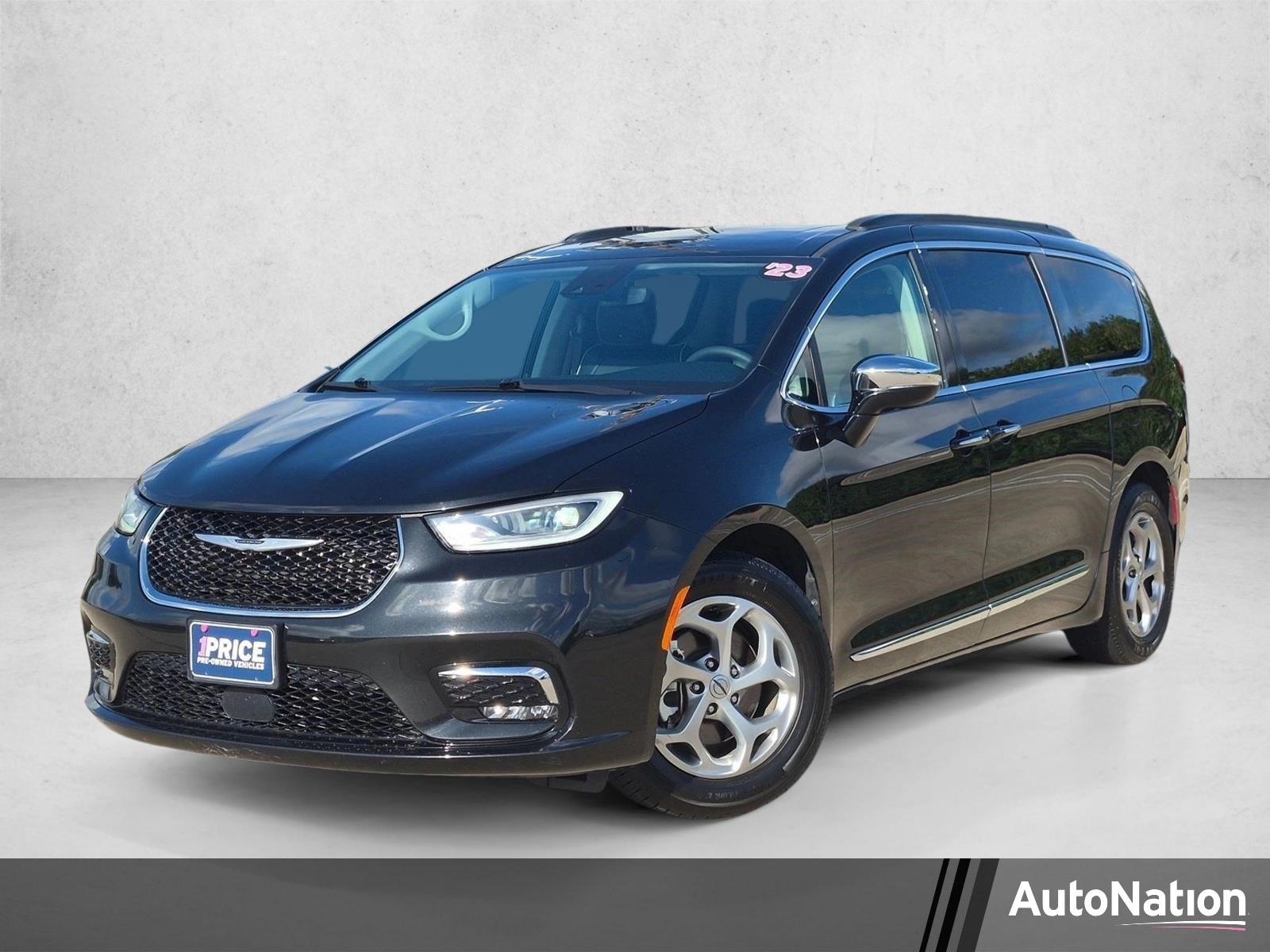 2023 Chrysler Pacifica Limited's photo