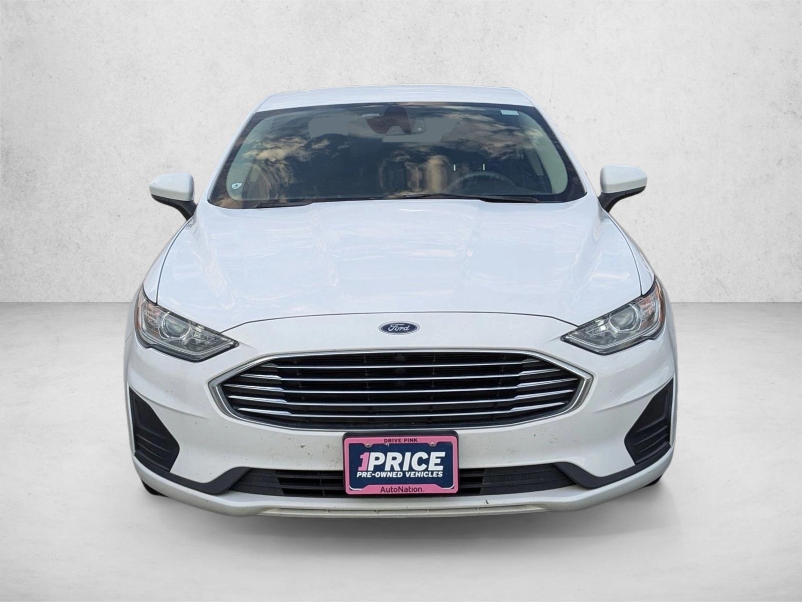 2020 Ford Fusion SE photo 2