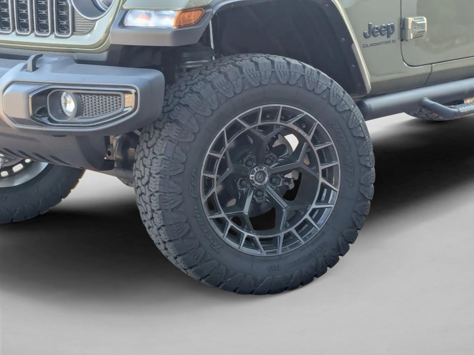 2025 Jeep Gladiator Nighthawk - Photo 10