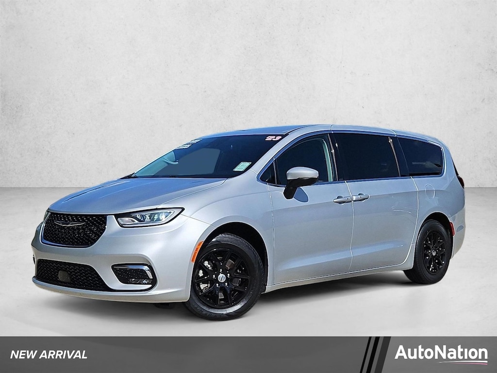 Used 2023 Chrysler Pacifica Touring L Mini-van Passenger