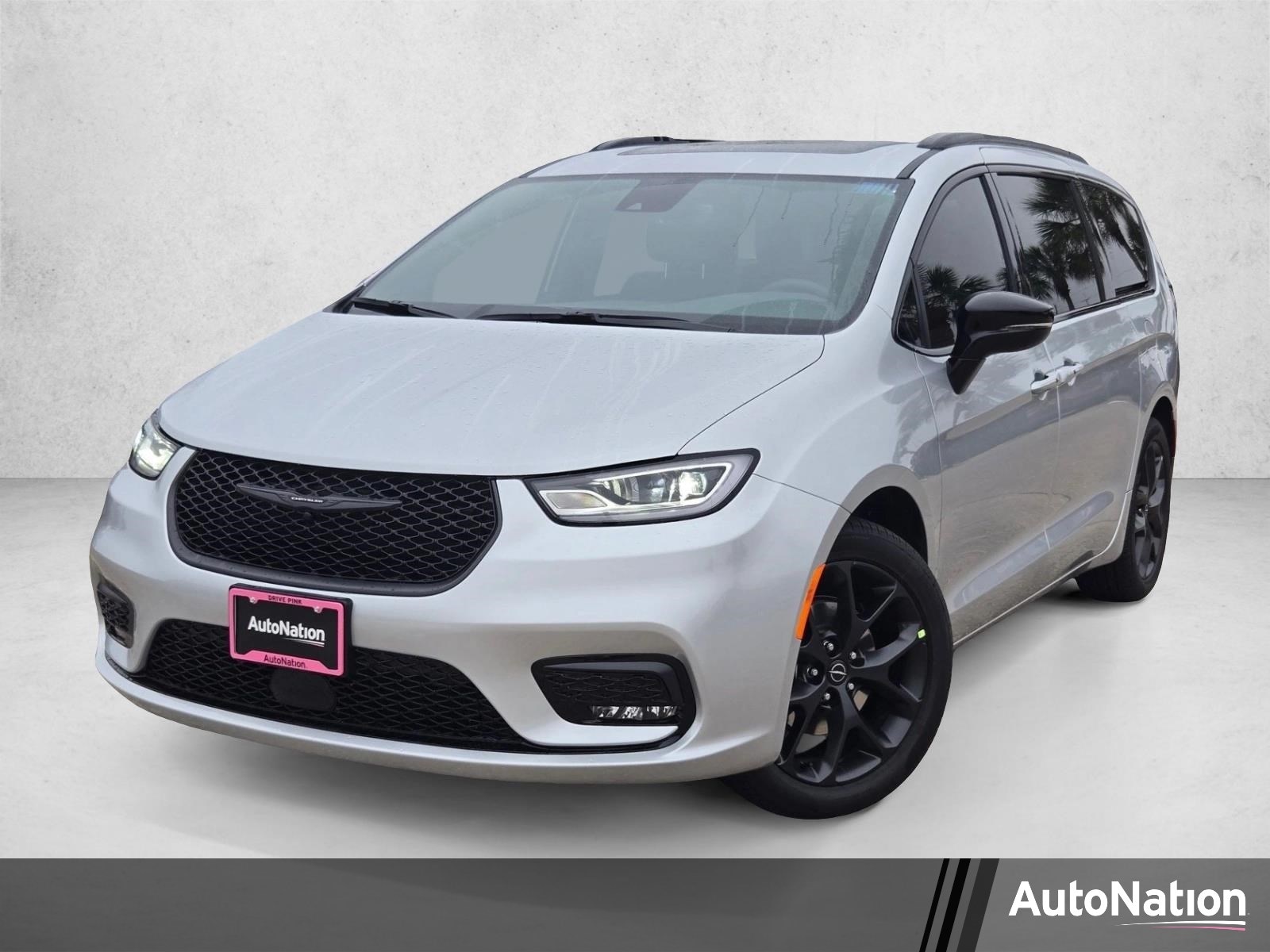 2026 Chrysler Pacifica Limited's photo