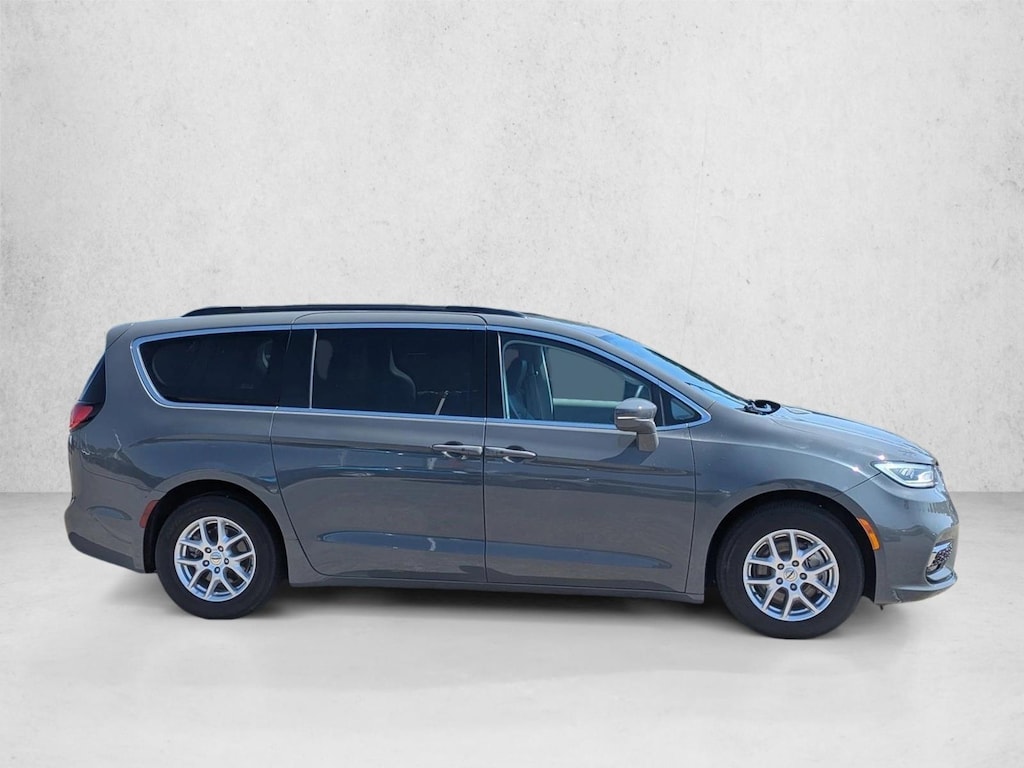 Used 2022 Chrysler Pacifica Touring L Mini-van Passenger