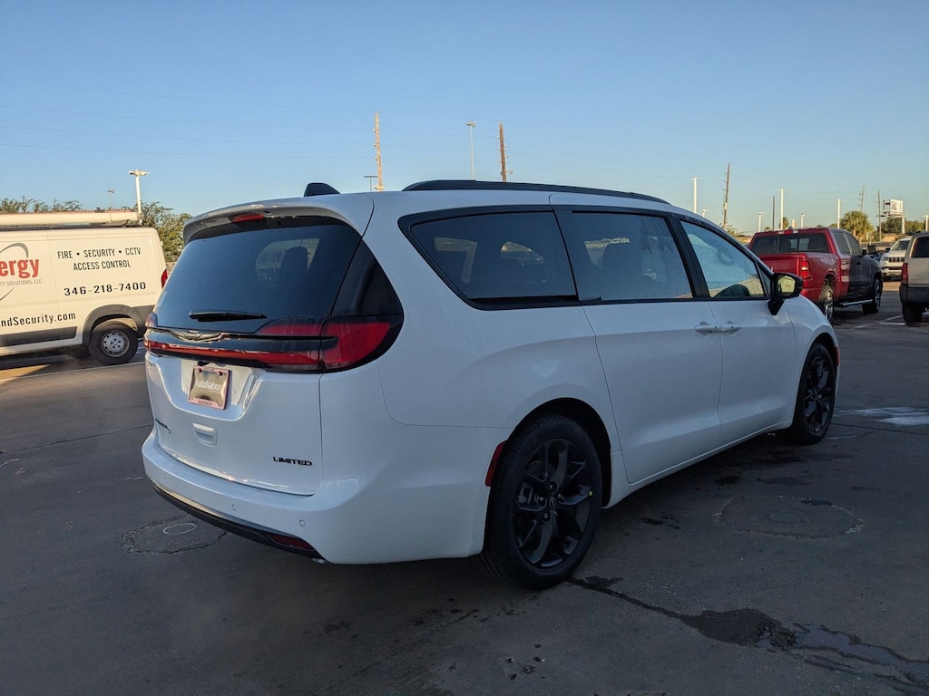 New 2026 Chrysler Pacifica Limited Van Passenger Van