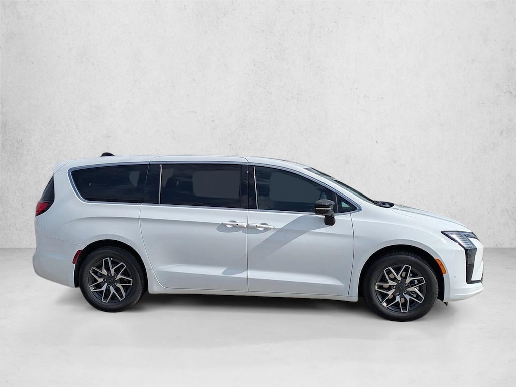 New 2027 Chrysler Pacifica Limited Van Passenger Van
