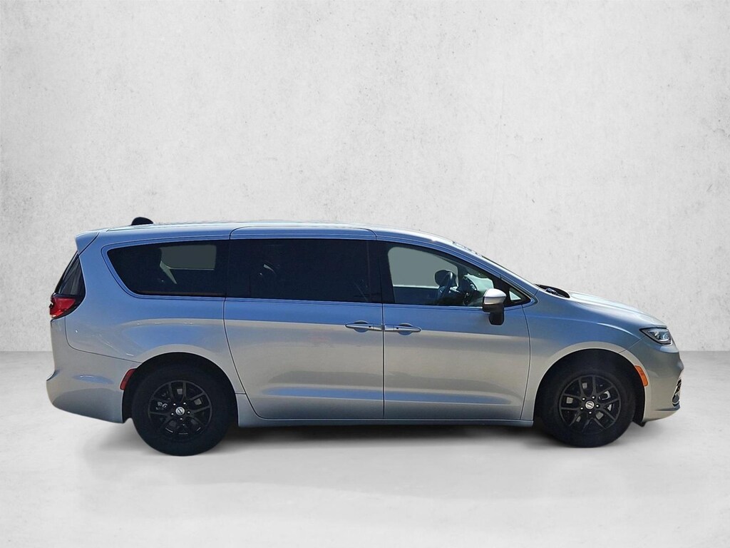 Used 2023 Chrysler Pacifica Touring L Mini-van Passenger