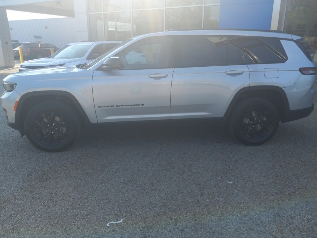 2024 Jeep Grand Cherokee Altitude photo 2