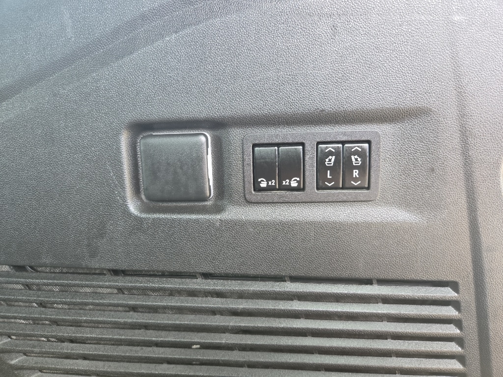 2023 Chevrolet Suburban Premier - Photo 21