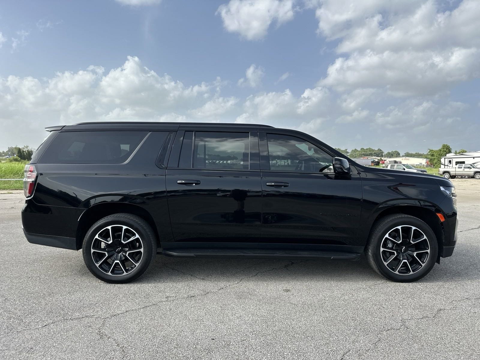 Used 2022 Chevrolet Suburban RST with VIN 1GNSKEKD0NR363201 for sale in Olive Branch, MS