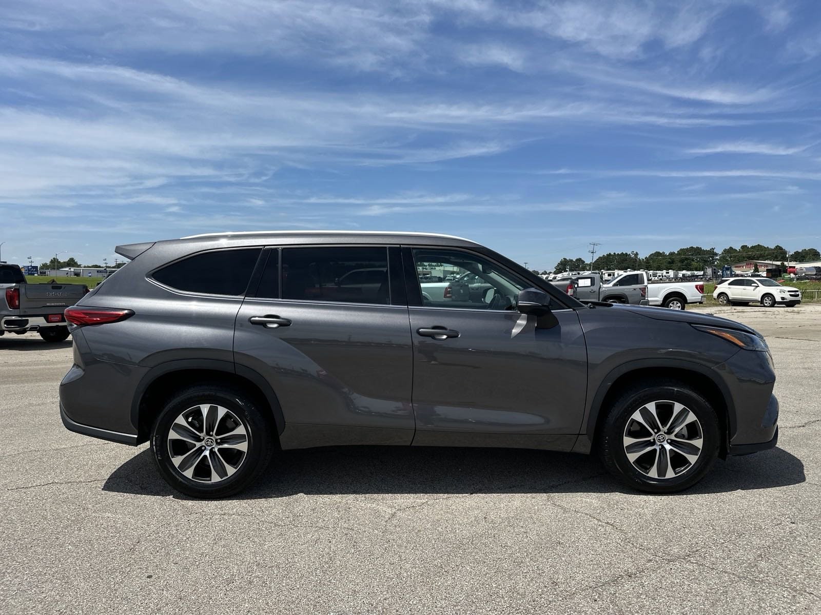 Used 2022 Toyota Highlander XLE with VIN 5TDGZRAHXNS118882 for sale in Olive Branch, MS