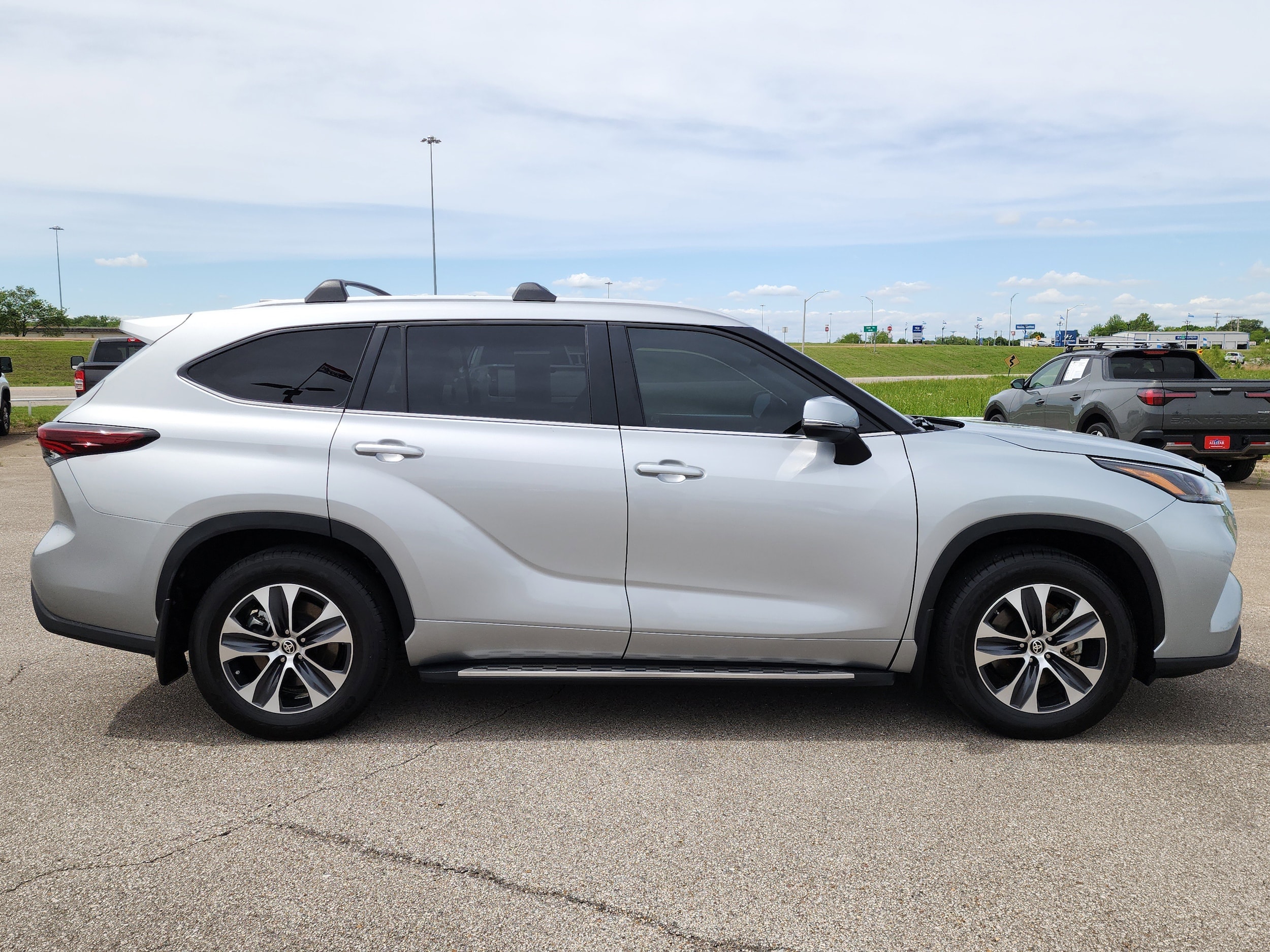 Used 2024 Toyota Highlander XLE with VIN 5TDKARAH0RS531112 for sale in Olive Branch, MS