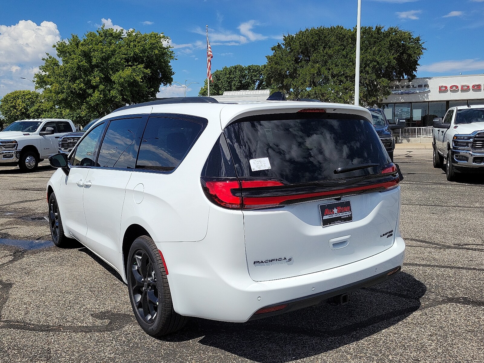 2026 Chrysler Pacifica Limited photo 3