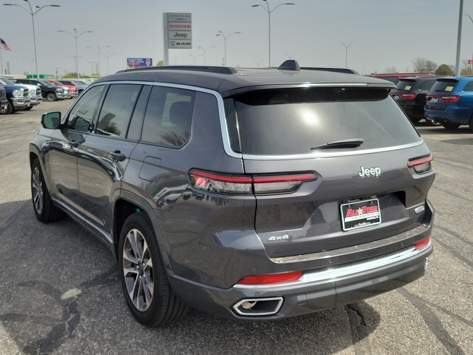 2025 Jeep Grand Cherokee Overland photo 2