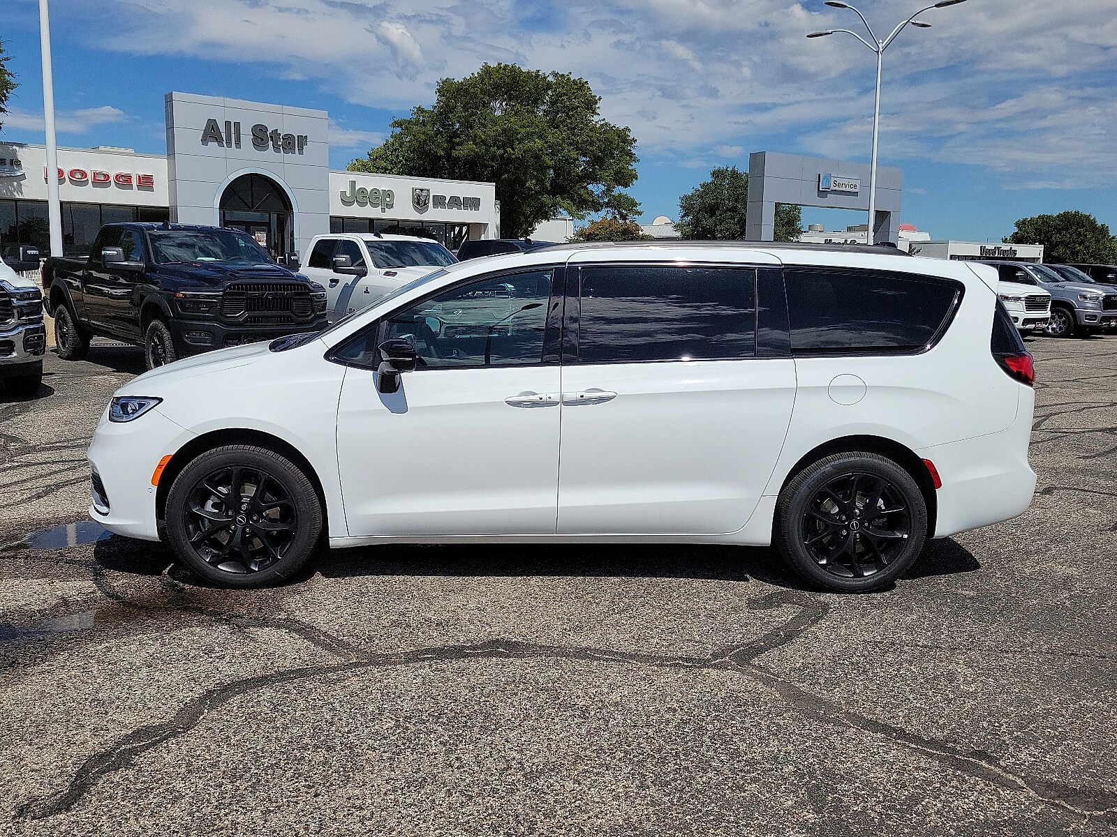 2026 Chrysler Pacifica Limited photo 2