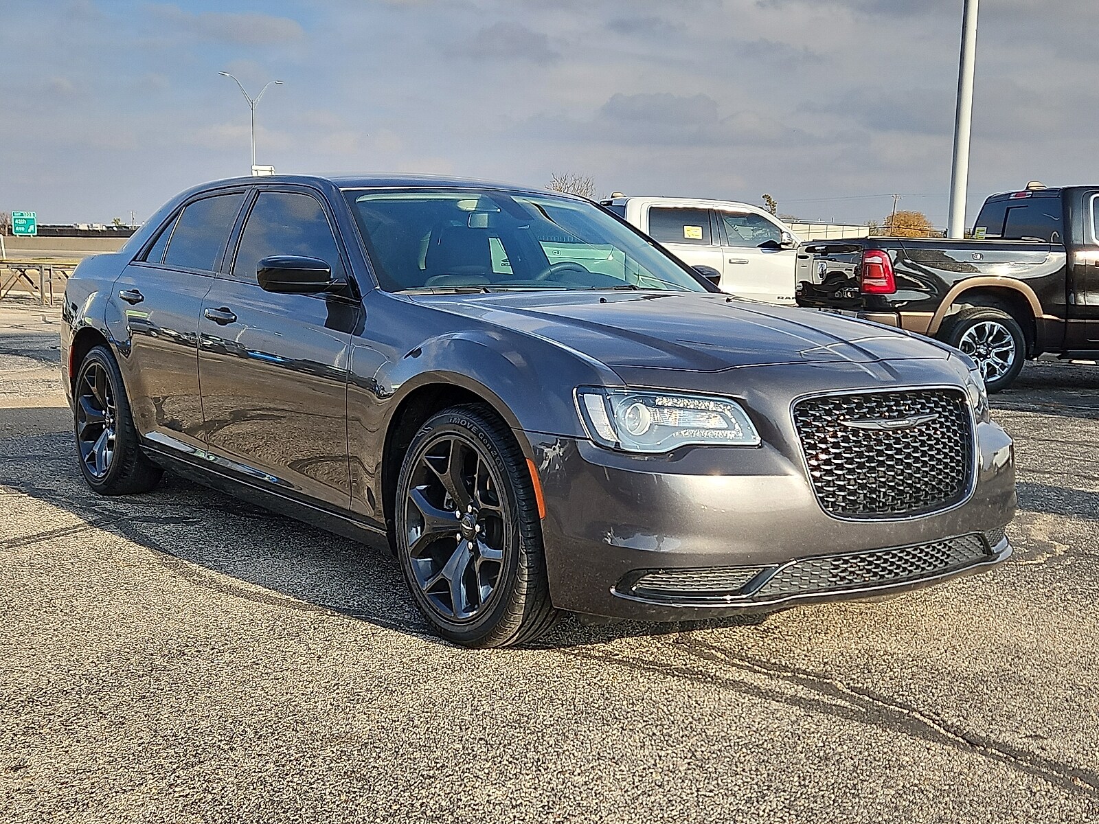 2022 Chrysler 300 Touring photo 4