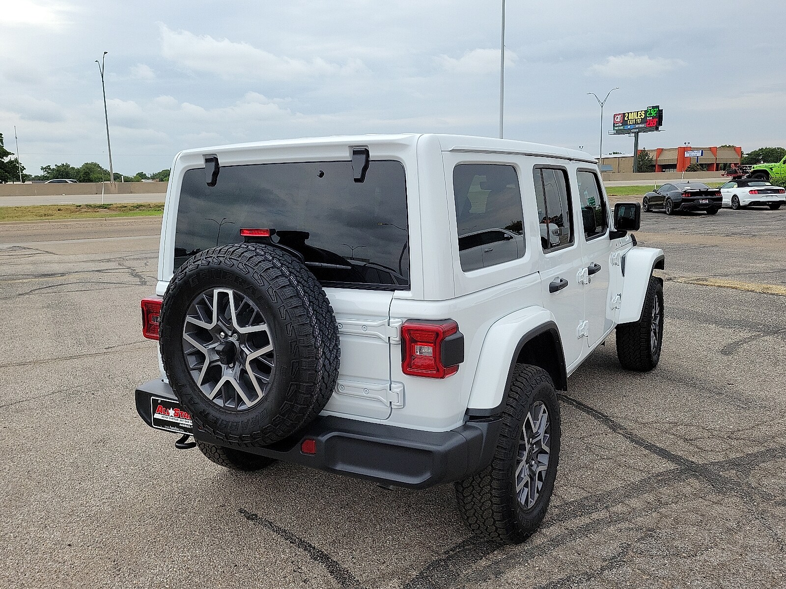 2025 Jeep Wrangler Sahara photo 4