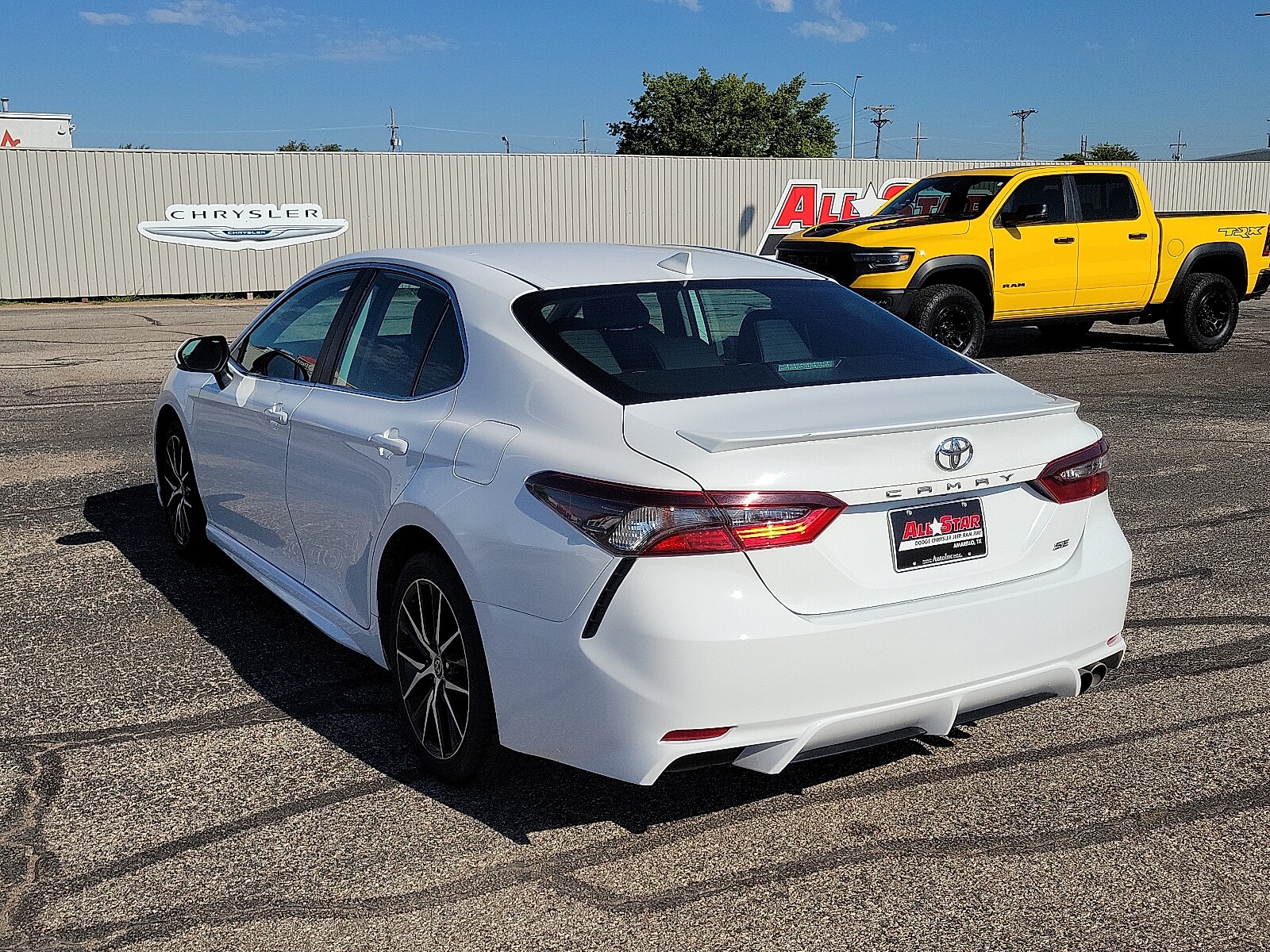 2023 Toyota Camry SE photo 3