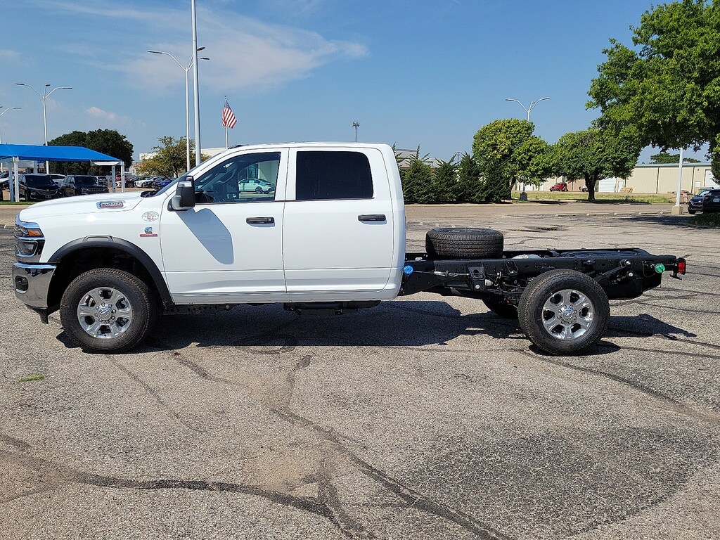 New 2025 Ram 3500 Chassis Cab 3500 TRADESMAN CREW CAB CHASSIS 4X4 60' CA Pickup