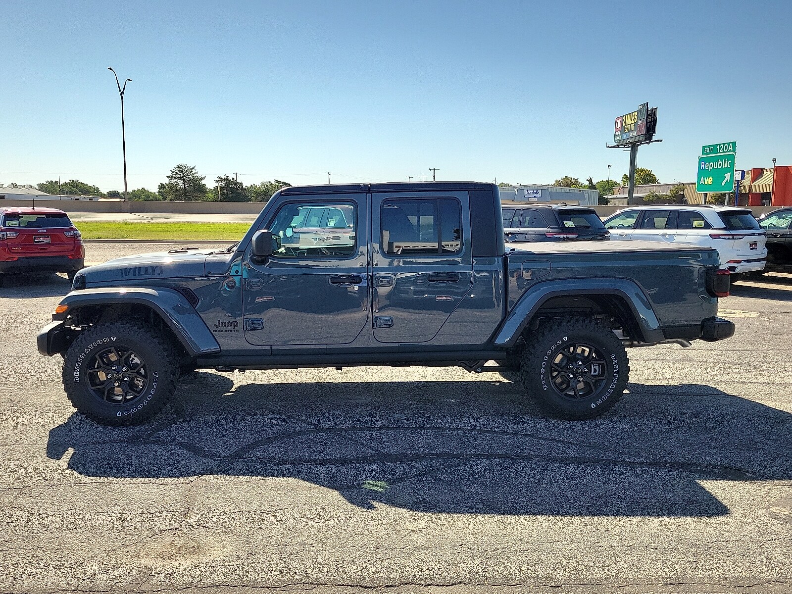 2025 Jeep Gladiator Willys photo 2
