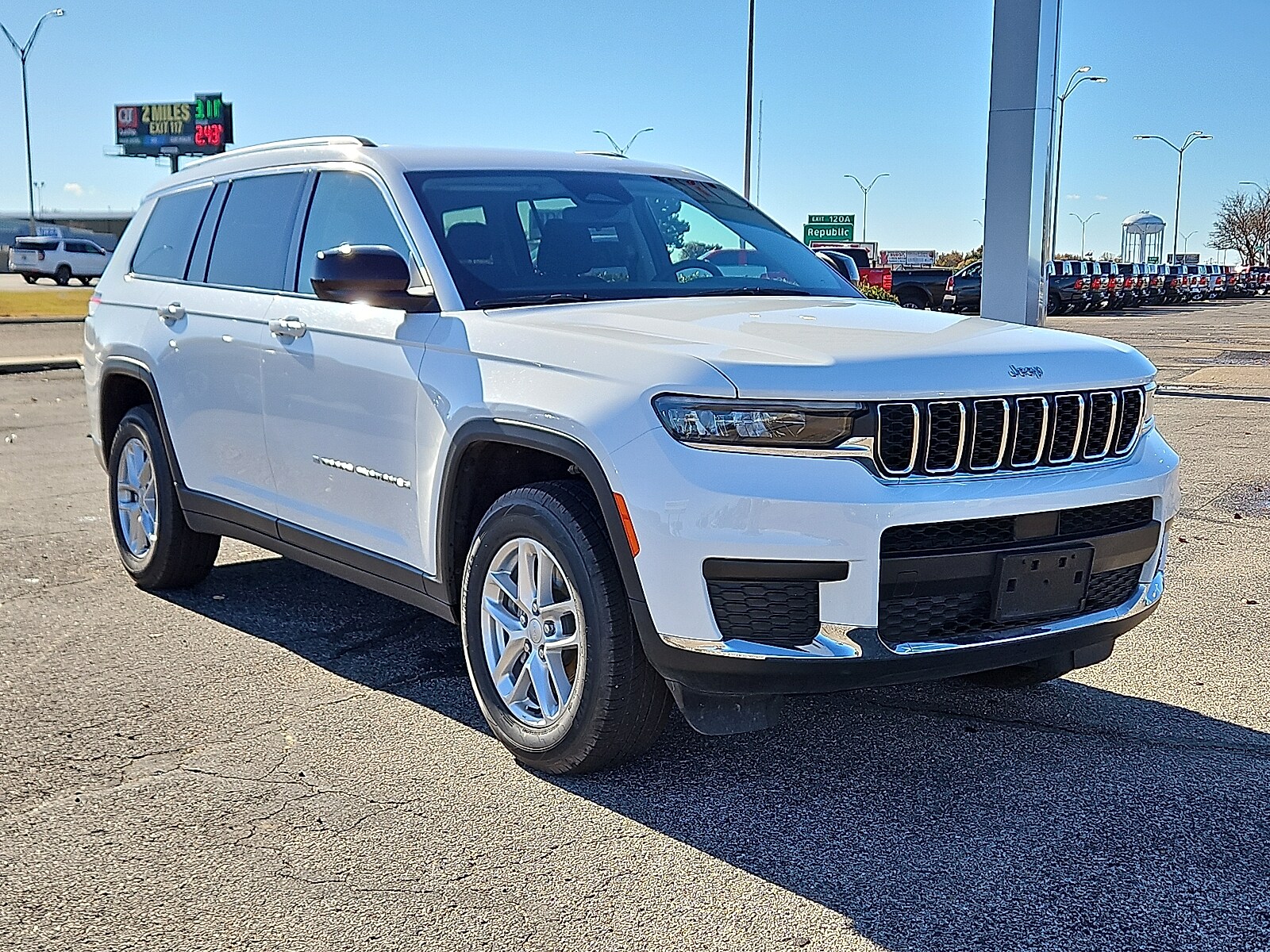 2023 Jeep Grand Cherokee Laredo photo 2