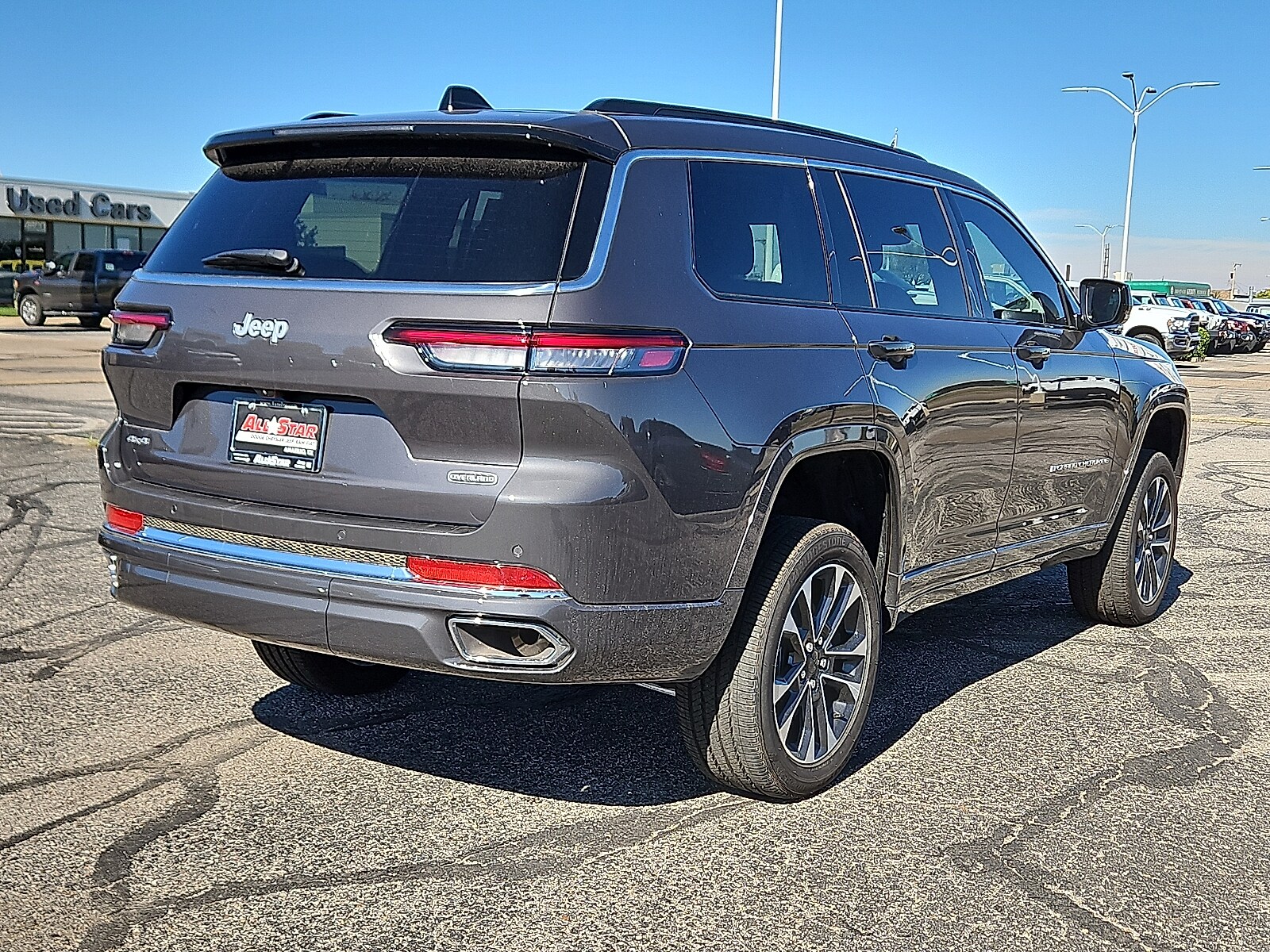 2025 Jeep Grand Cherokee Overland photo 2